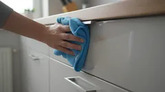 Jak za 5 minut odstranit mastné skvrny z kuchyňských skříněk bez chemikálií a škrábanců